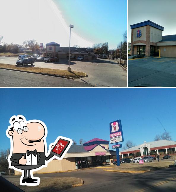 The exterior of Braum's Ice Cream & Dairy Store