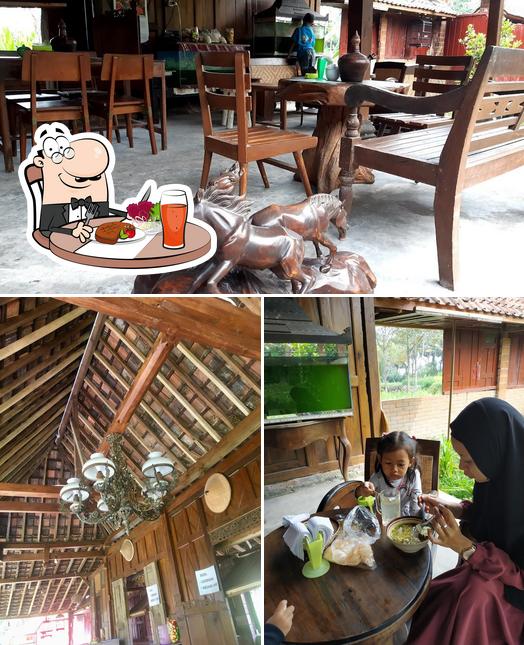 Among various things one can find dining table and interior at Soto Sapi & Bakmi Jawa Pandansaren