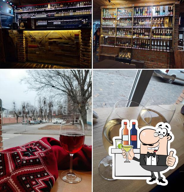 "Barrel" wine shop & bar se distingue par sa comptoir de bar et boire