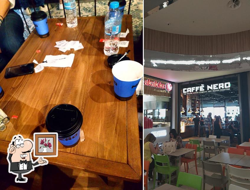 Installez-vous à l'une des tables de Caffè Nero Nicosia Mall