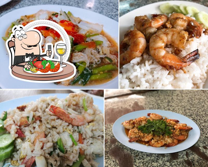 Try out seafood at Pongsapat Lee