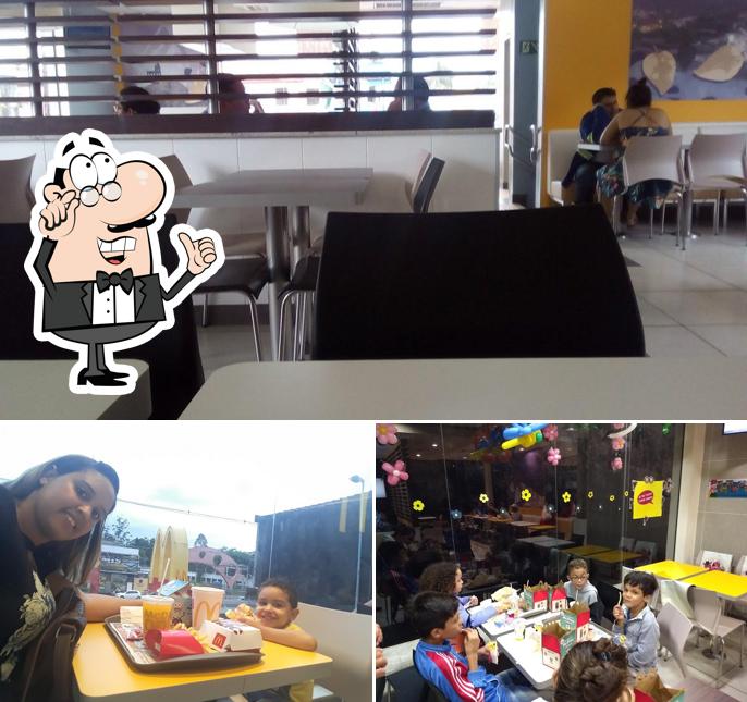 O interior do McDonald's Azul