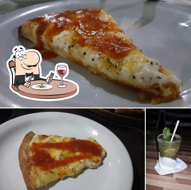 Entre diferentes coisas, comida e bebida podem ser encontrados a Regis Pizzaria Ipatinga