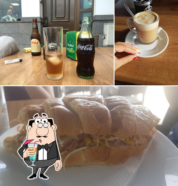 The photo of drink and food at Cafetería Cayeyo