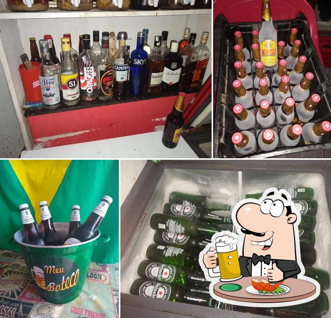 Desfute um copo de cerveja leve ou escura