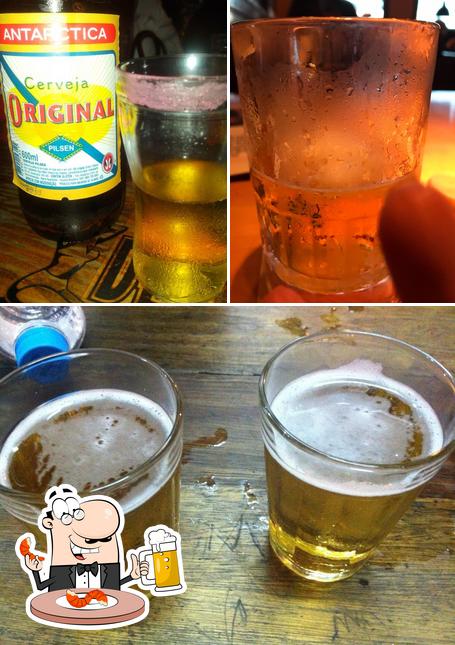 Desfute um copo de cerveja leve ou escura