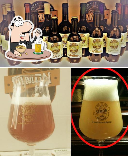 Puoi ordinare un rinfrescante bicchiere di birra chiara o scura