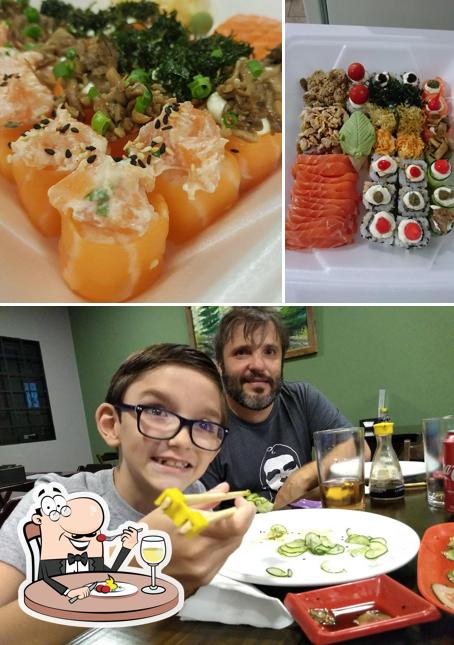 O Oh Shen Ti Sushi se destaca pelo comida e mesa de jantar