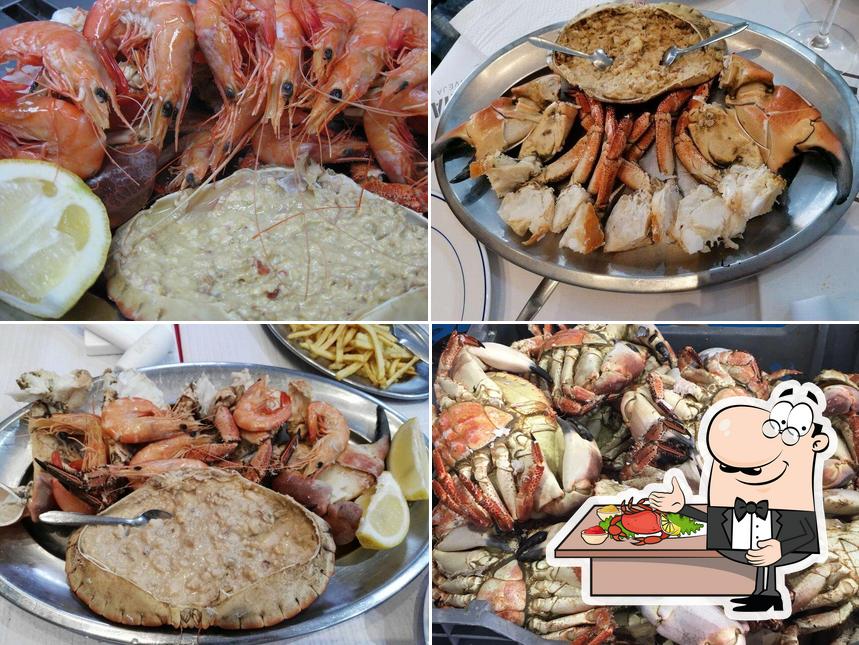 Escolha diversos pratos de frutos do mar oferecidos no Farol
