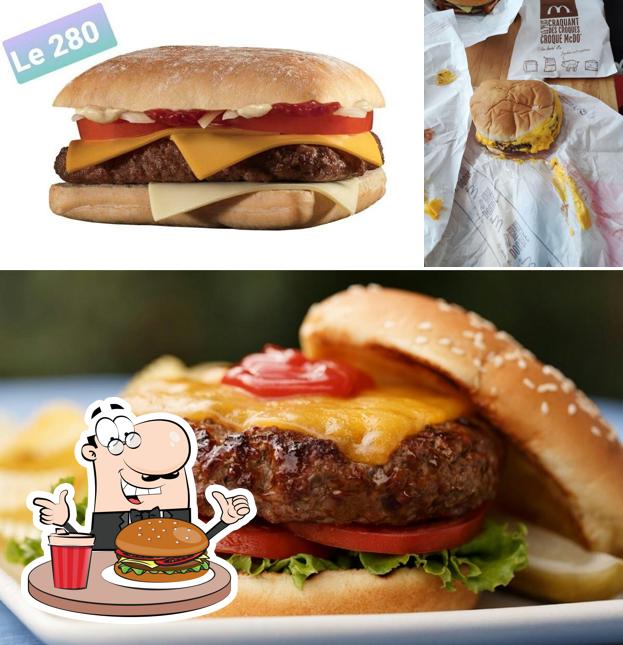 Prenez un hamburger à McDonald's