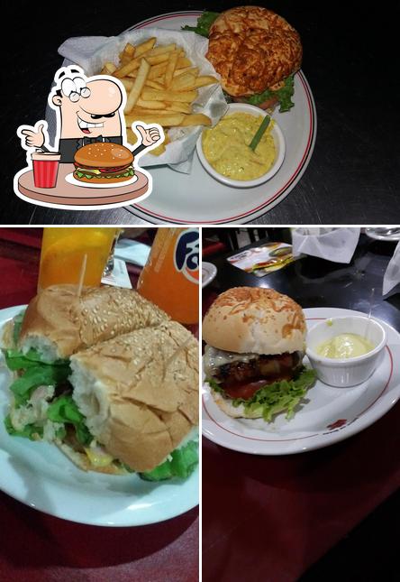 Consiga um hambúrguer no Máfia Pizzaria, Restaurante & Chopperia