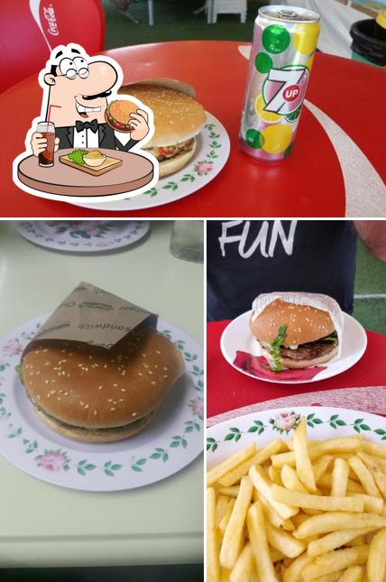 Commandez un hamburger à Mamalı Burger