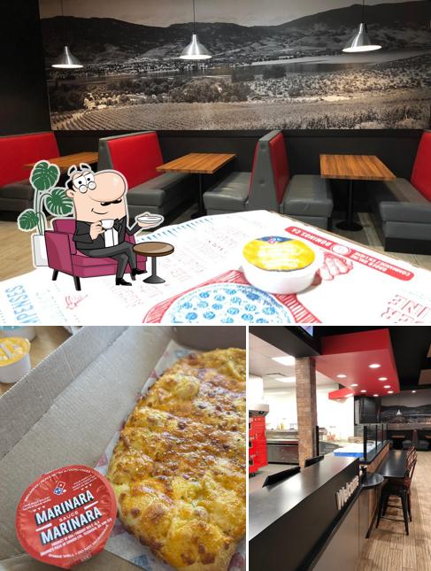 L’image de la intérieur et nourriture de Domino's Pizza’s