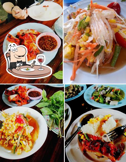 Food at ร้านส้มตำป้าราตรี (ส้มตำด่าน)