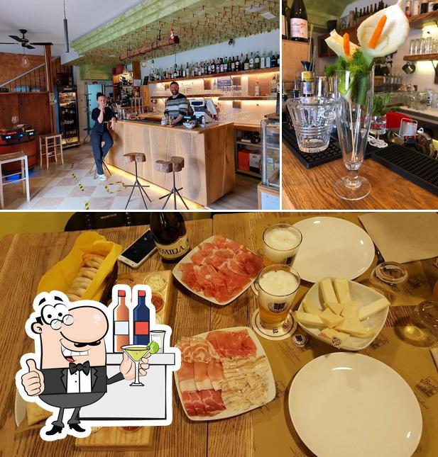 La immagine di bancone da bar e cibo da La Tige Birreria Enoteca Tigelleria