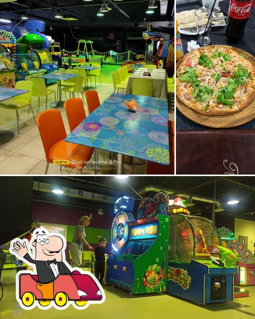 Снимок, на котором видны игровая площадка и пицца в Екатерина