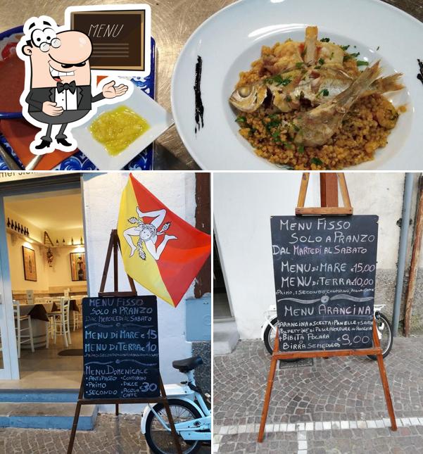 La lavagna e cibo del ristorante