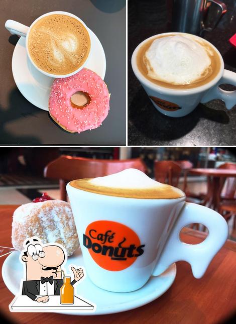 Desfrute de uma bebida no Café Donuts