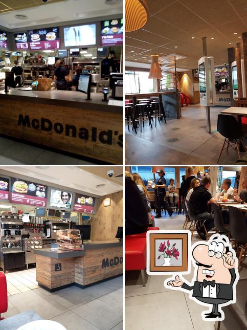 Installez-vous à l'une des tables de McDonald's