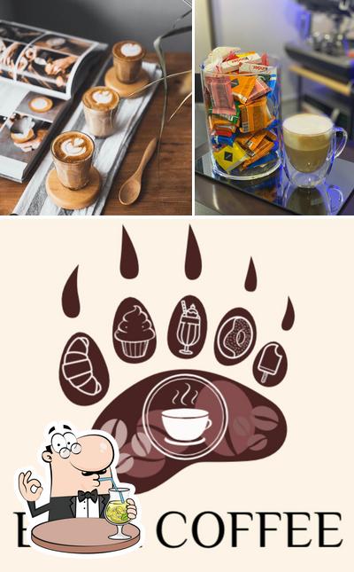 Снимок, на котором видны напитки и еда в Bear Coffee