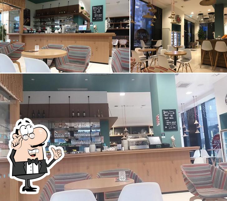 Siediti a un tavolo di Atrium Coffee & Cakes