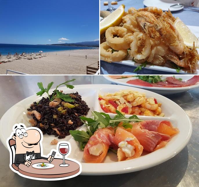 Questa è la foto che raffigura la cibo e esterno di BiT Beach Restaurant