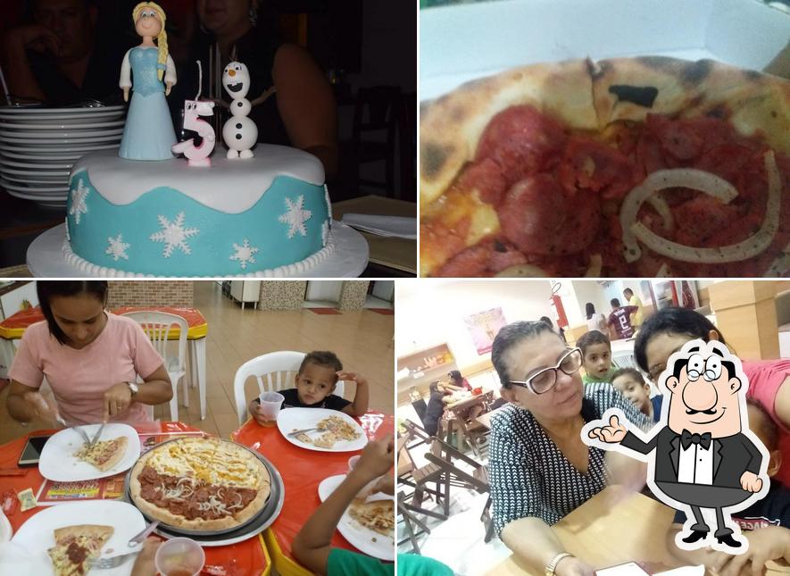 Confira a foto ilustrando interior e comida a Pizzaria A Moda