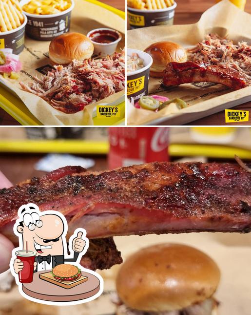 Delicie-se com um hambúrguer no Dickey's Barbecue Pit Brasil