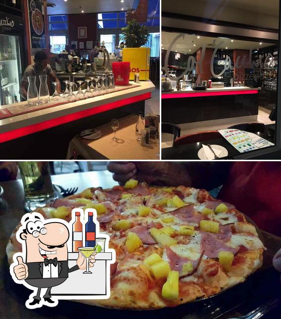 La comptoir de bar et pizza du restaurant