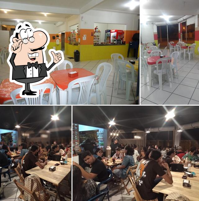 O interior do Fome de Leão Lanchonete e Pizzaria