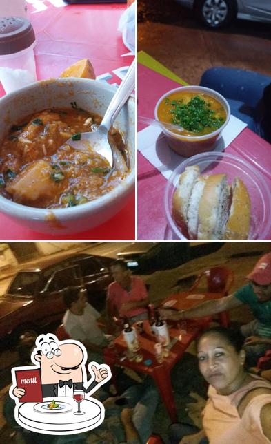 Confira a foto apresentando comida e interior no Bar do Ceará