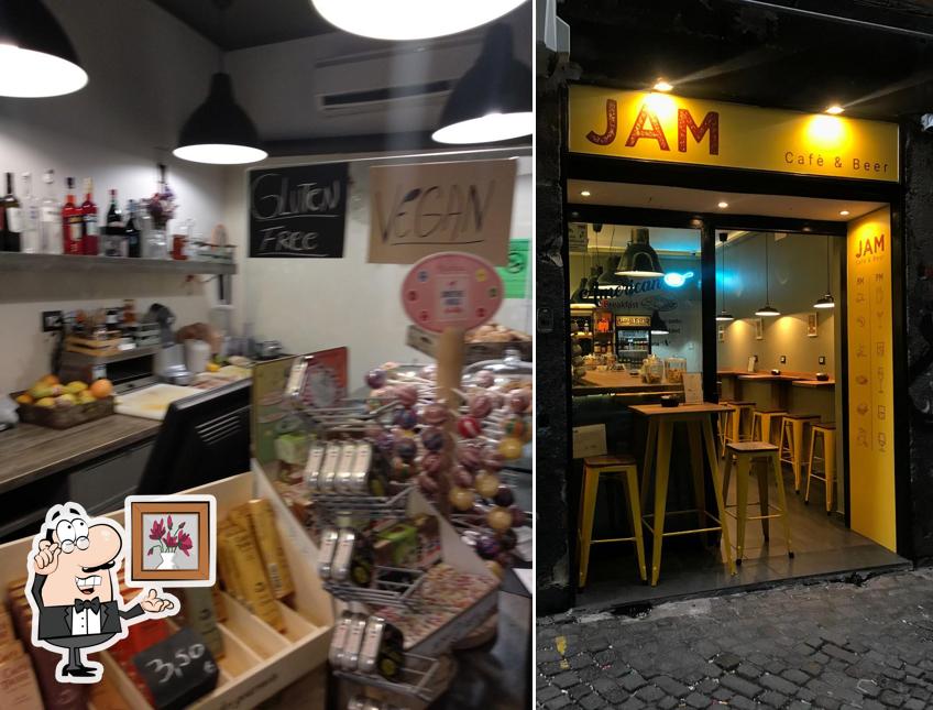 Dai un'occhiata agli interni di Jam café e beer
