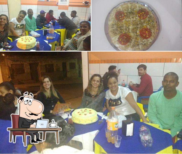 A imagem da interior e comida no Big Lanches