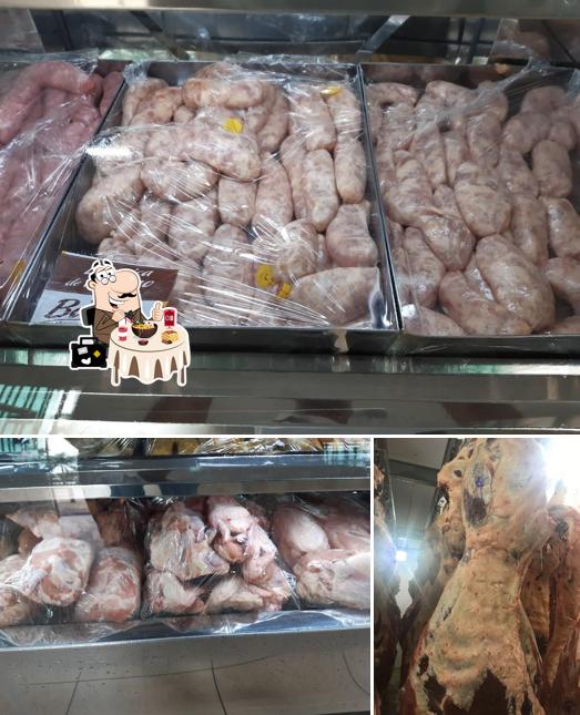 Entre diversos coisas, comida e exterior podem ser encontrados no Casa de Carne Peixe Boi