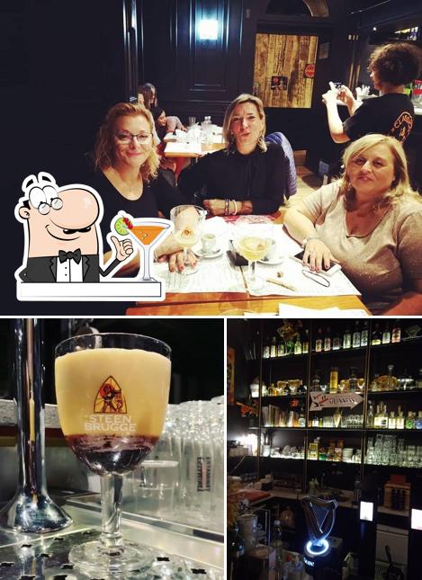 Dai un’occhiata alla foto che presenta la bevanda e tavolo da pranzo di LORD LIFE Lounge Pub