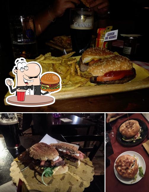 Ordina un hamburger a The Corner Pub