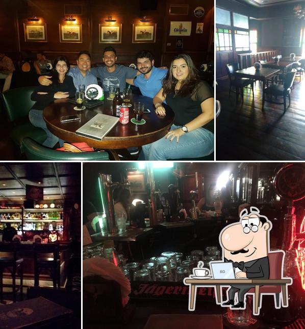 Sente em uma das mesas no The Black Horse Gastropub