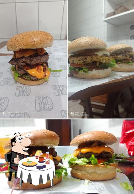 Delicie-se com um hambúrguer no Mountain Burger Delivery