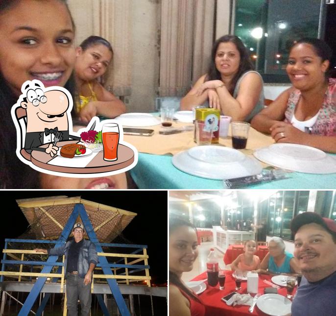 O Pizzaria Truck's se destaca pelo mesa de jantar e exterior