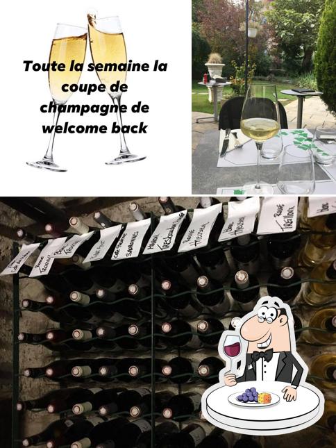 Il est fort sympathique de déguster un verre de vin à Les Boutons D'or