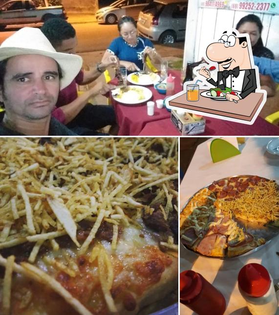 A comida e mesa de jantar do restaurante