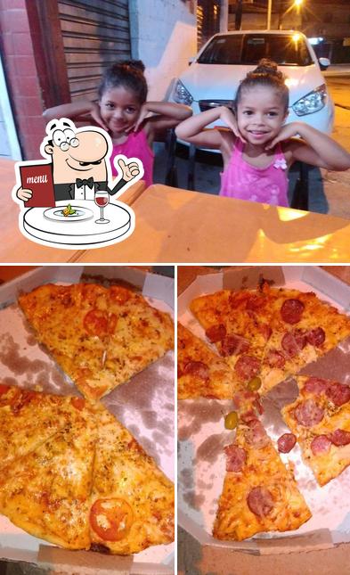 Entre diversos coisas, comida e interior podem ser encontrados no Pizzaria J Bom Sabor