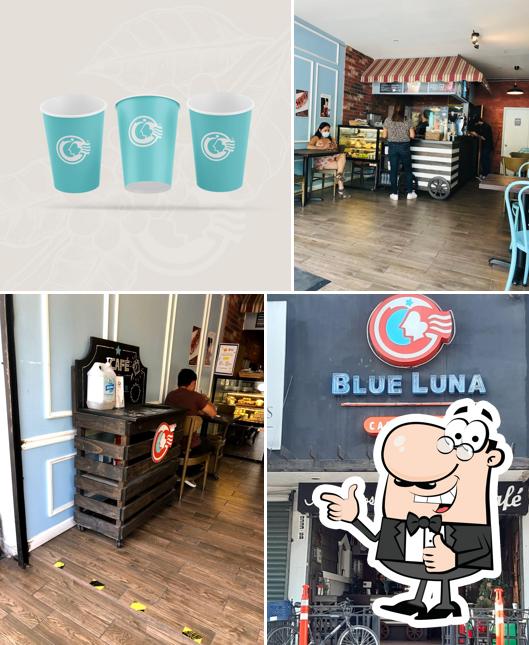 Это снимок кафе "Blue Luna Café"