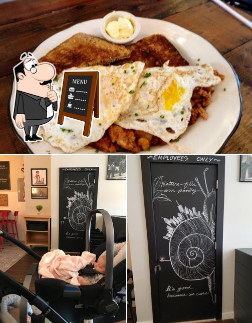 Взгляните на это изображение, где видны доска для меню и еда в SLIMAK CAFE