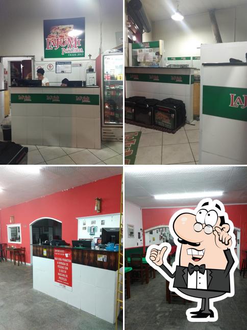 O interior do Pizzaria Lajumi