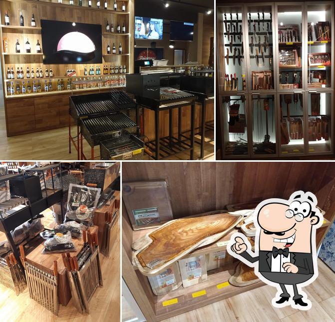 O interior do Fricarnes Steak House e Boutique de Carnes