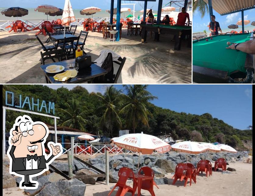 O interior do Mahalo Beach Lounge