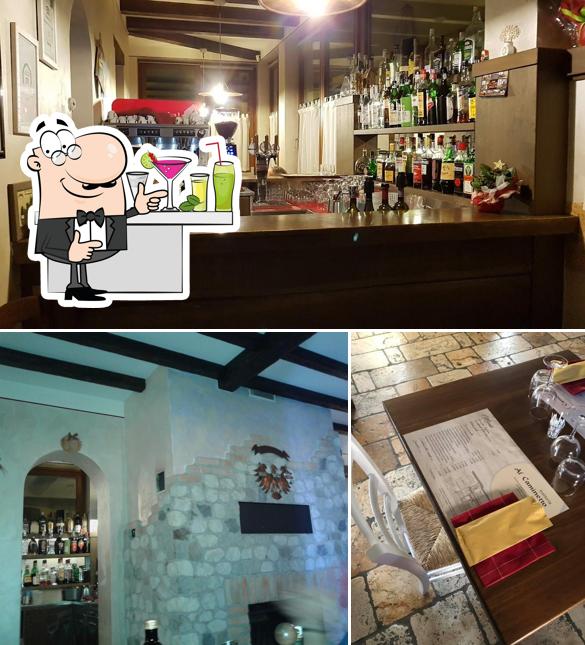 Tra le varie cose da Trattoria Al Caminetto si possono trovare la bancone da bar e interni