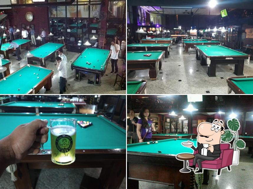 Sente em uma das mesas no Dona Mathilde Snooker Bar & Betting Point