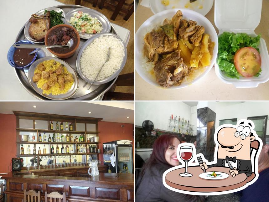 Dê uma olhada a imagem mostrando comida e balcão de bar no Restaurante Ricardinho